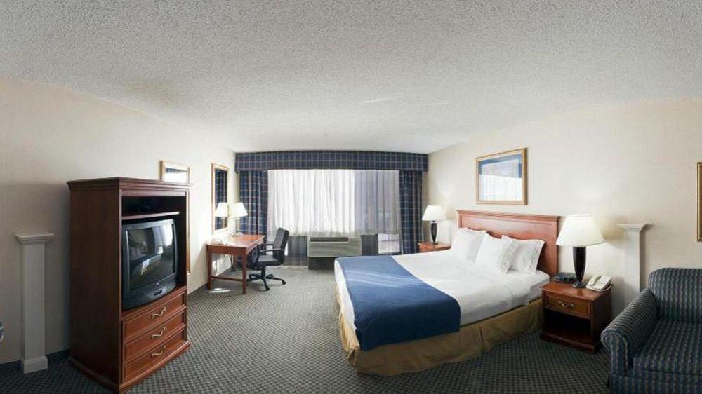 Holiday Inn Express Hotel & Suites Manchester - Airport By Ihg Exterior photo