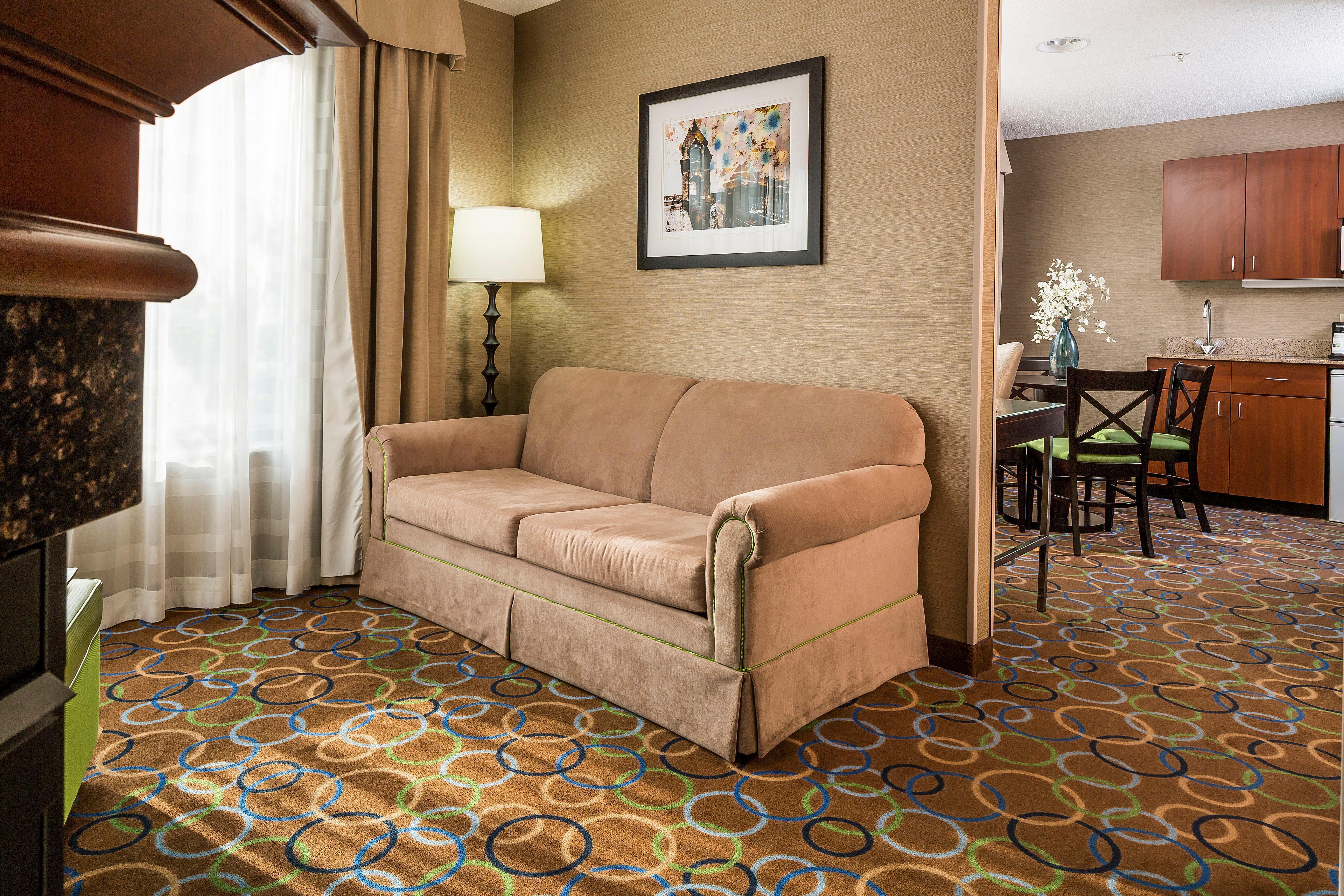 Holiday Inn Express Hotel & Suites Manchester - Airport By Ihg Exterior photo