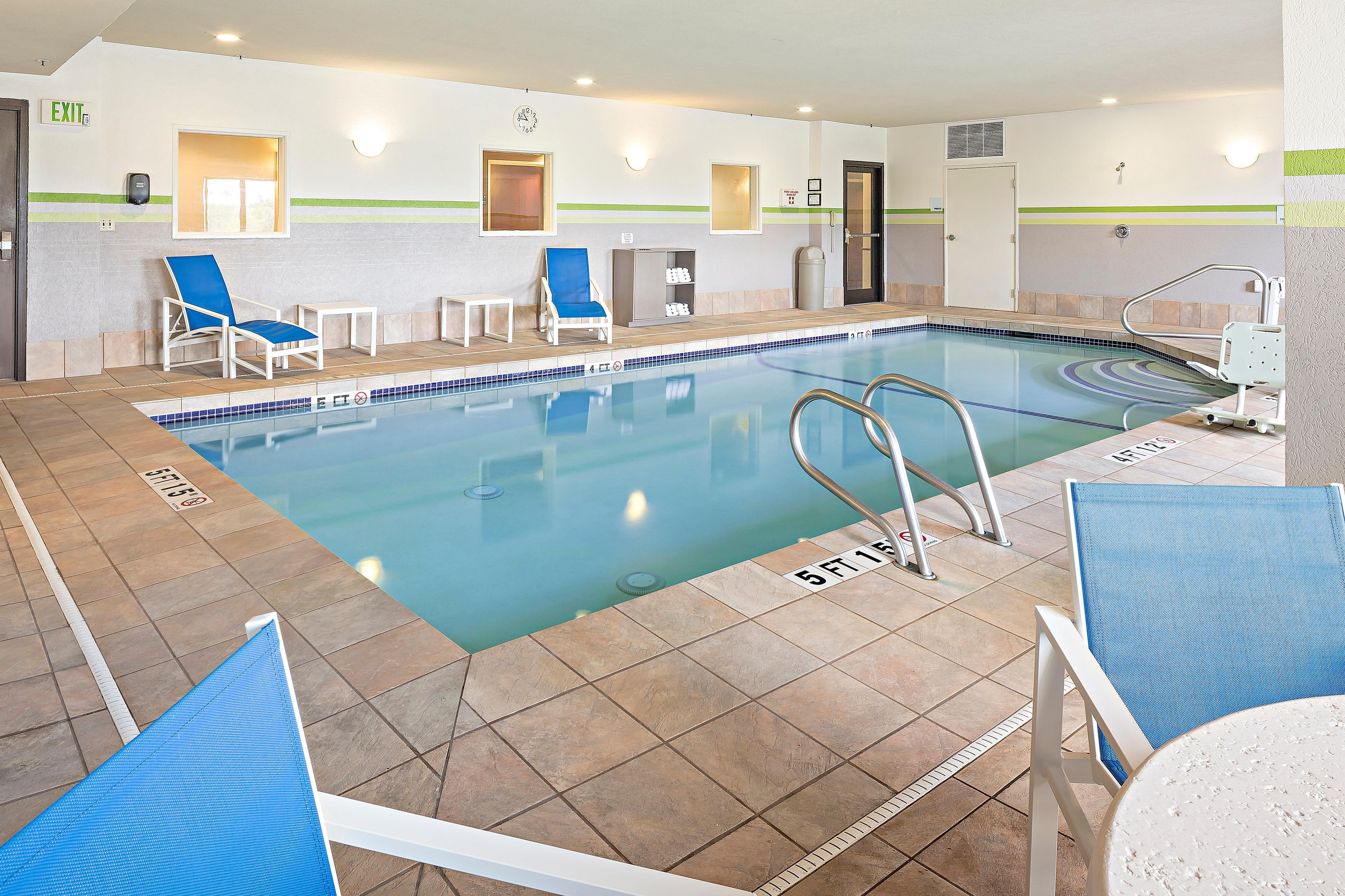 Holiday Inn Express Hotel & Suites Manchester - Airport By Ihg Exterior photo