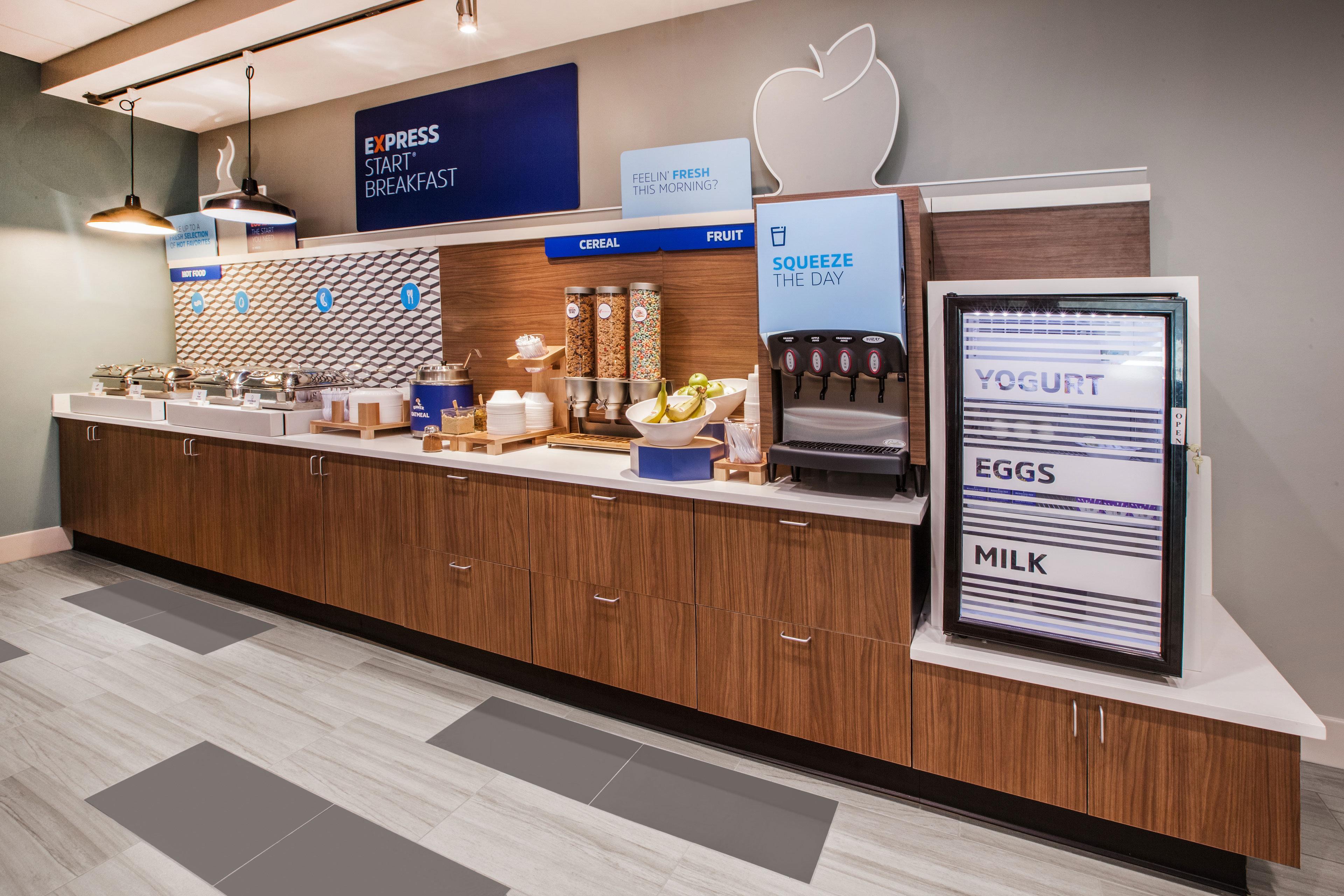Holiday Inn Express Hotel & Suites Manchester - Airport By Ihg Exterior photo