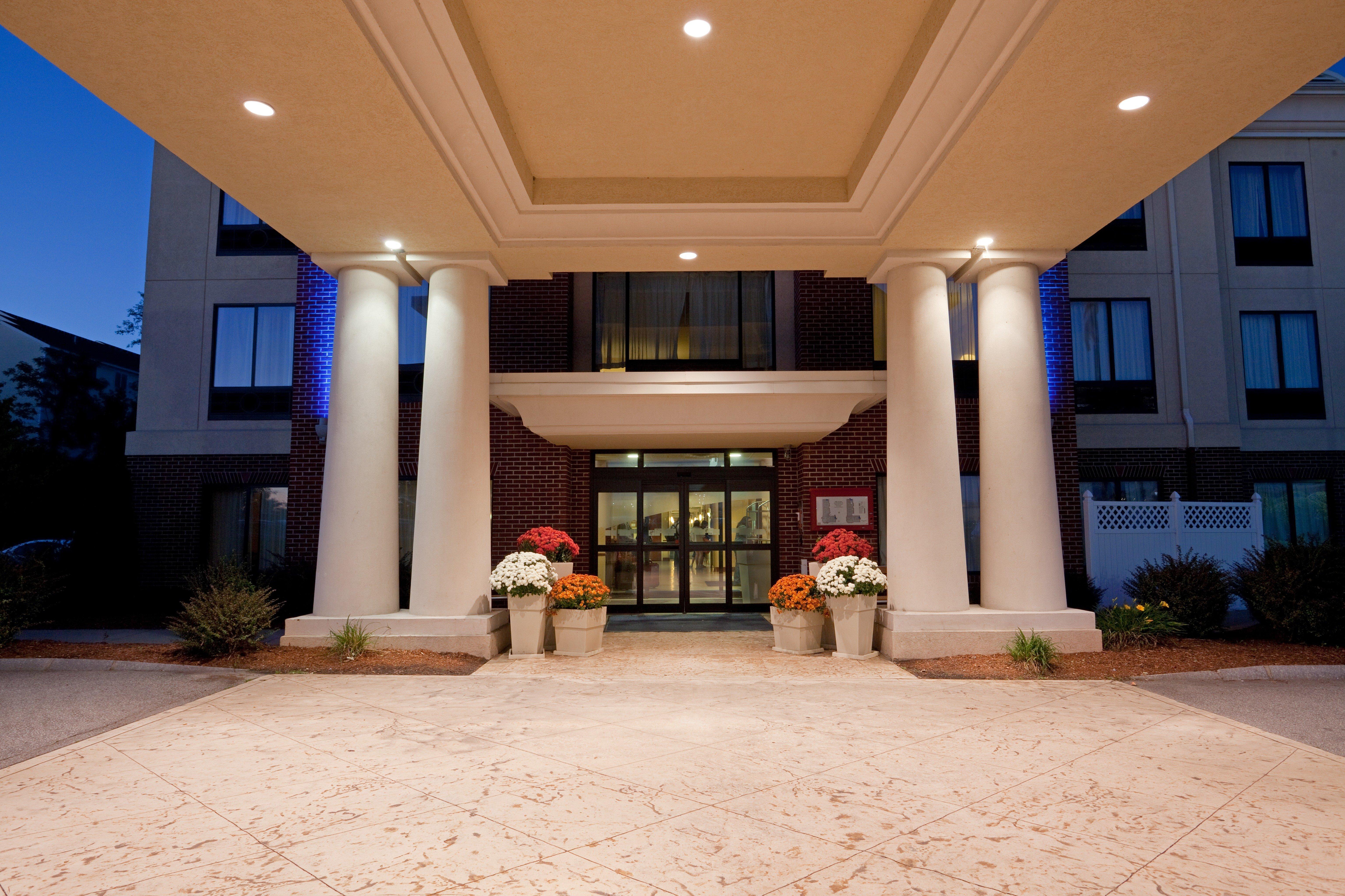 Holiday Inn Express Hotel & Suites Manchester - Airport By Ihg Exterior photo
