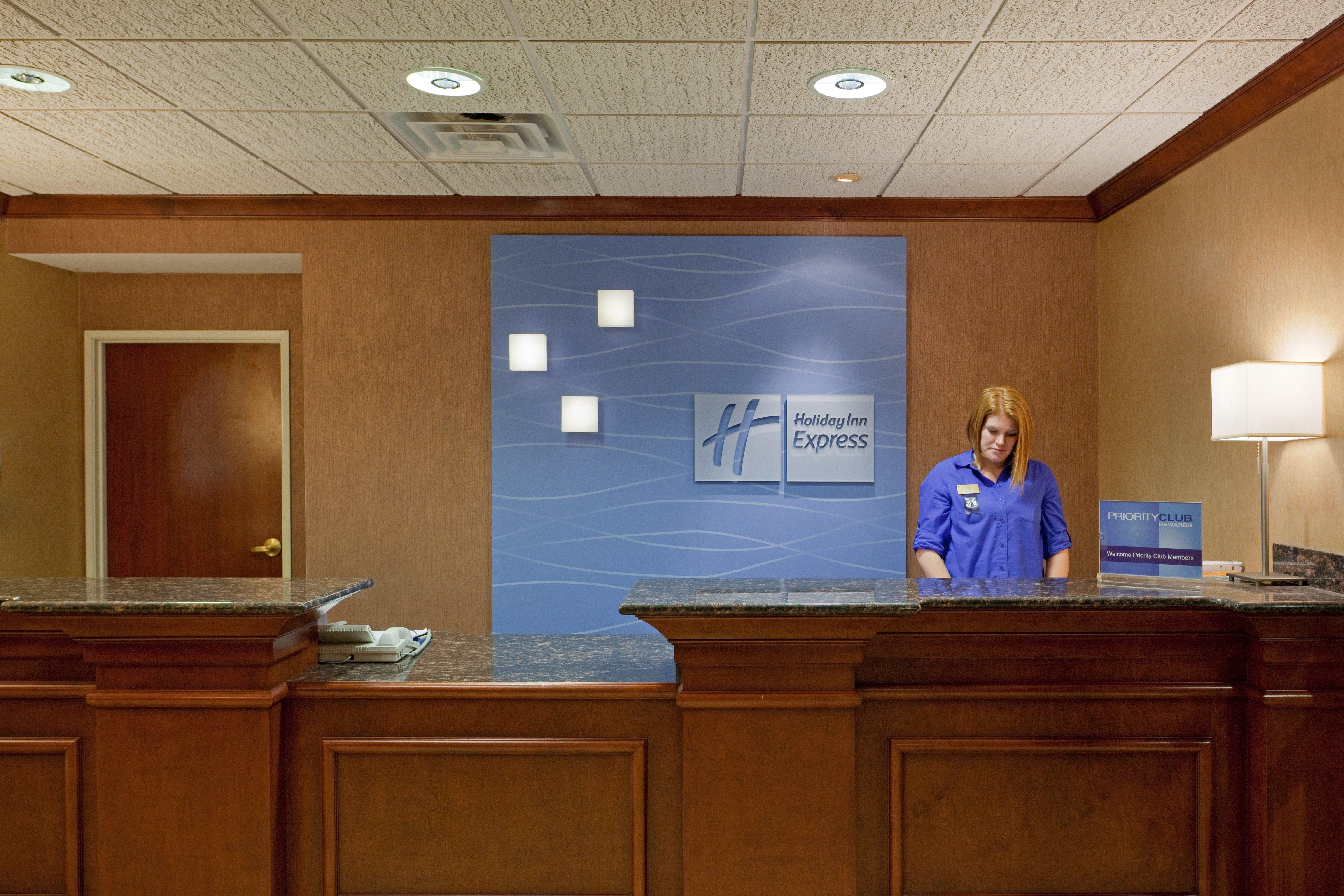 Holiday Inn Express Hotel & Suites Manchester - Airport By Ihg Exterior photo
