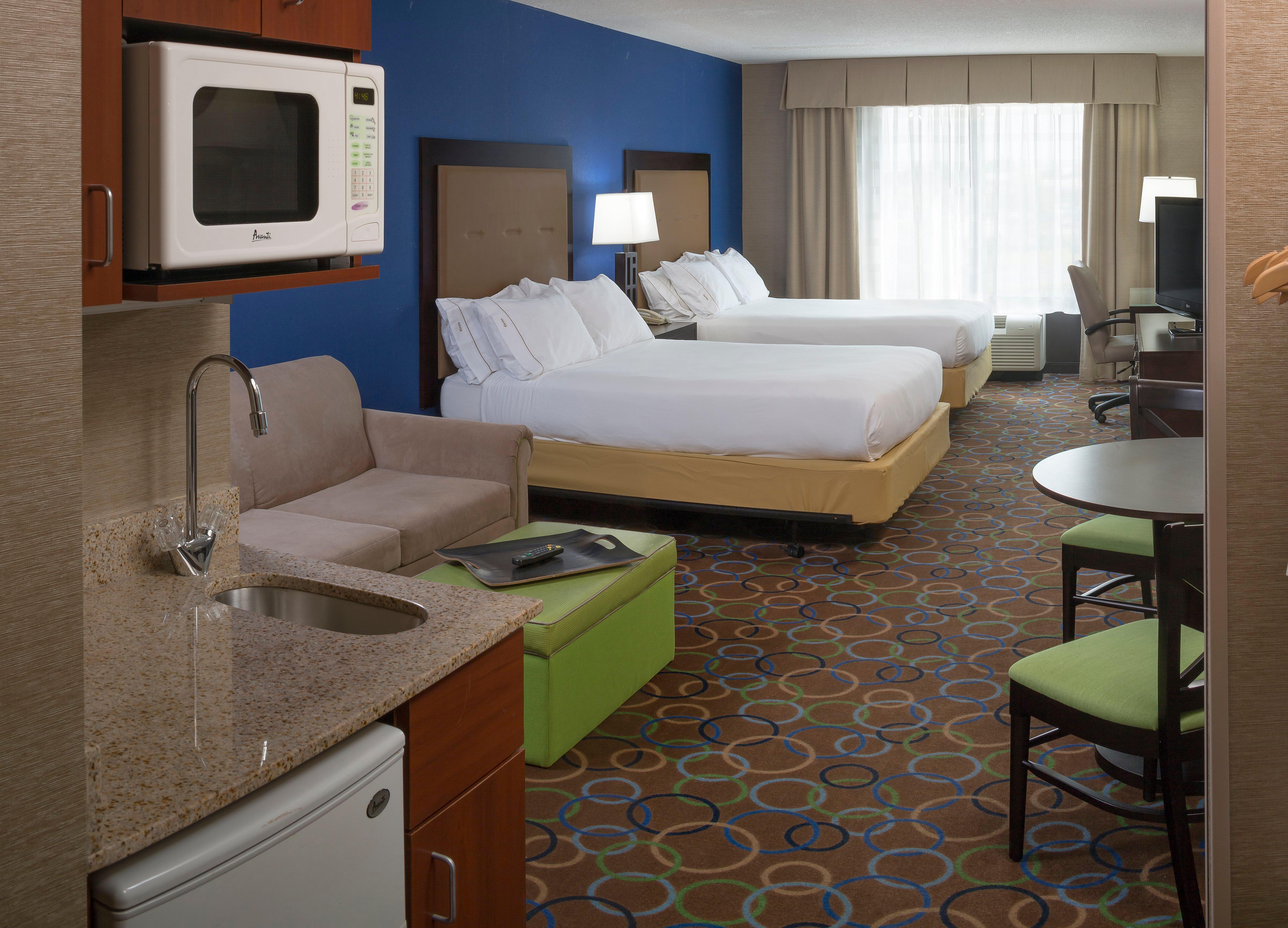 Holiday Inn Express Hotel & Suites Manchester - Airport By Ihg Exterior photo