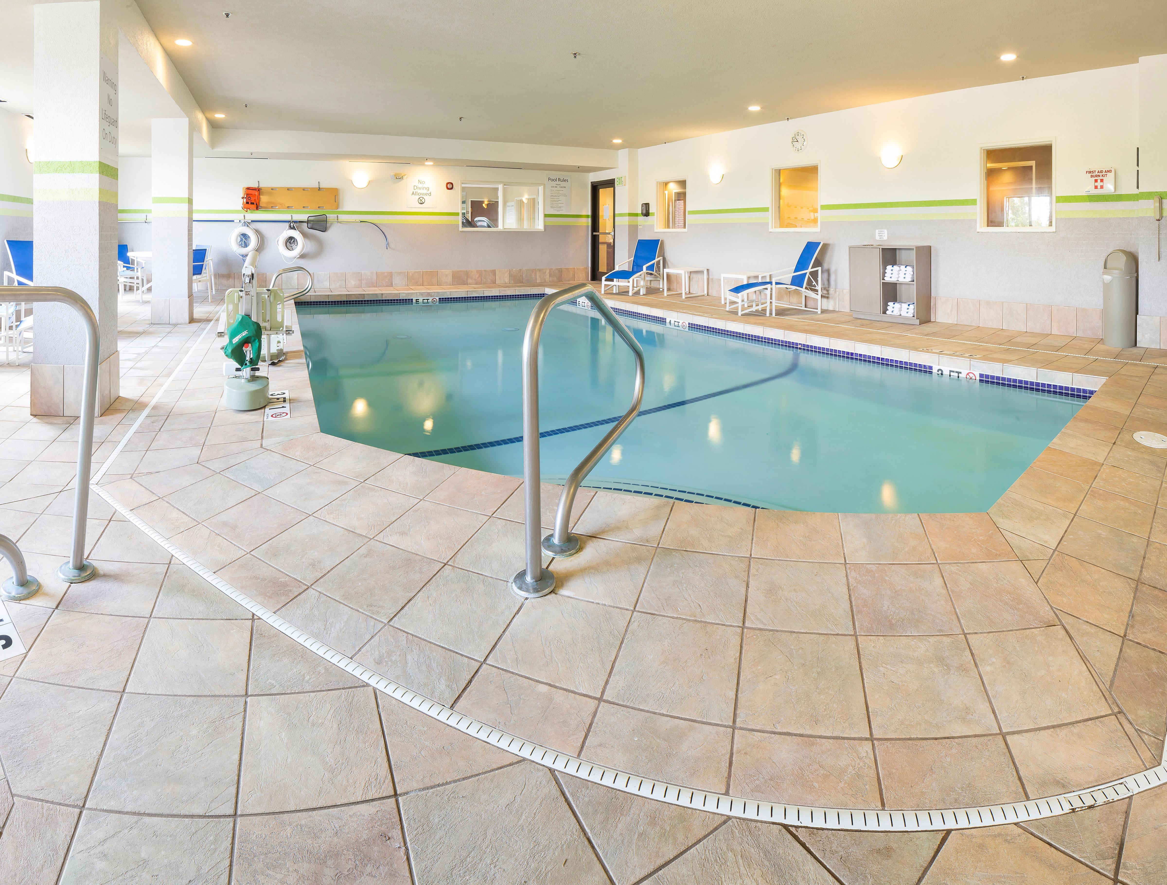 Holiday Inn Express Hotel & Suites Manchester - Airport By Ihg Exterior photo