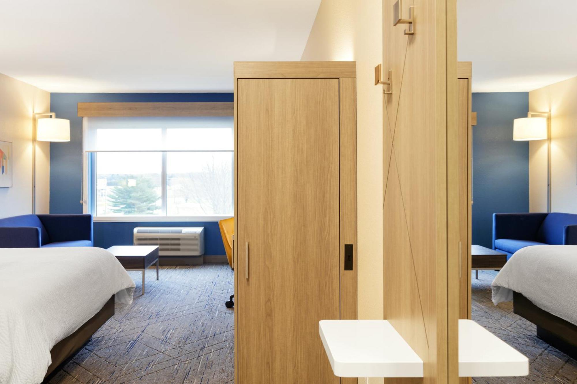 Holiday Inn Express Hotel & Suites Manchester - Airport By Ihg Exterior photo