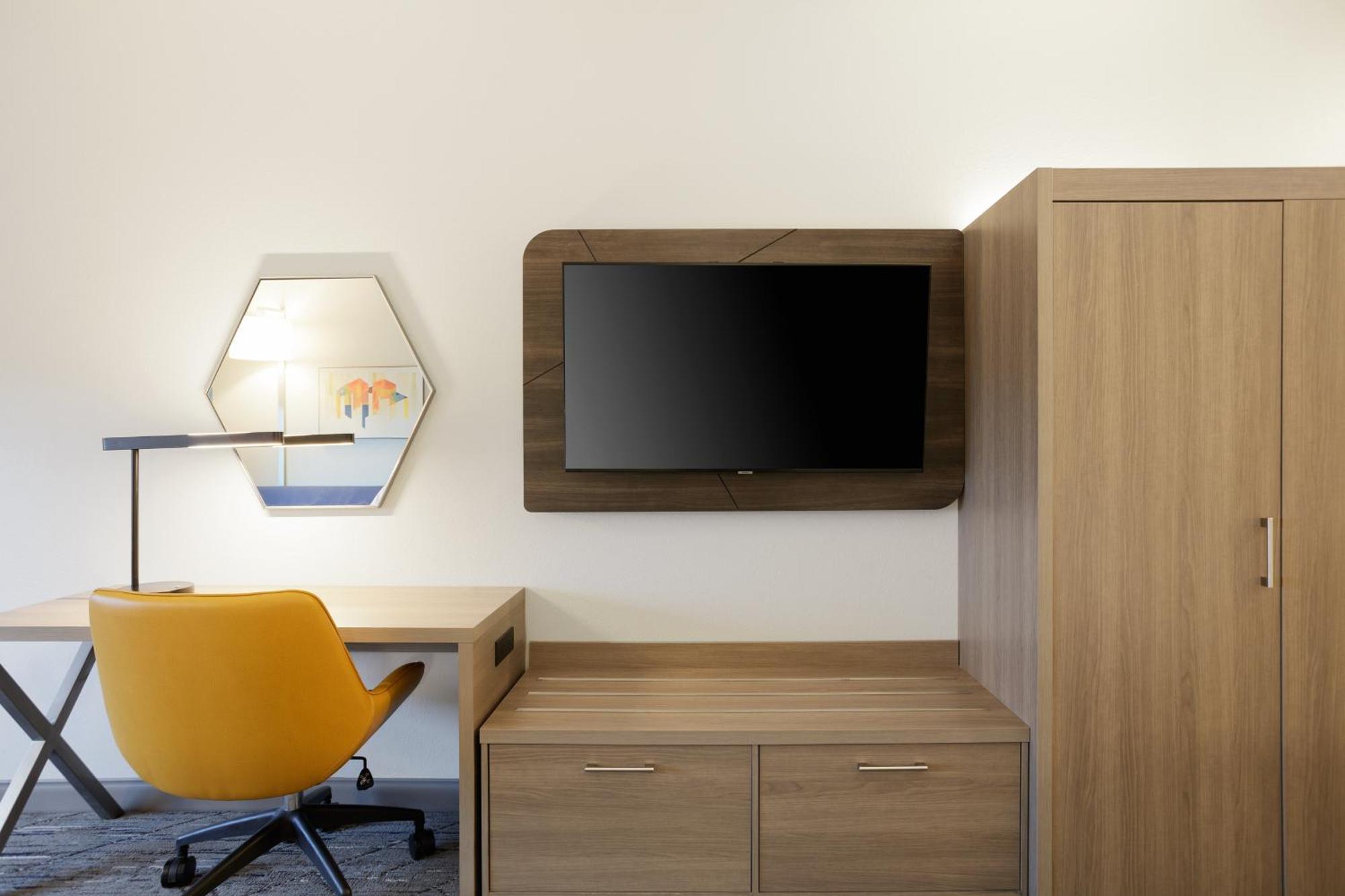 Holiday Inn Express Hotel & Suites Manchester - Airport By Ihg Exterior photo