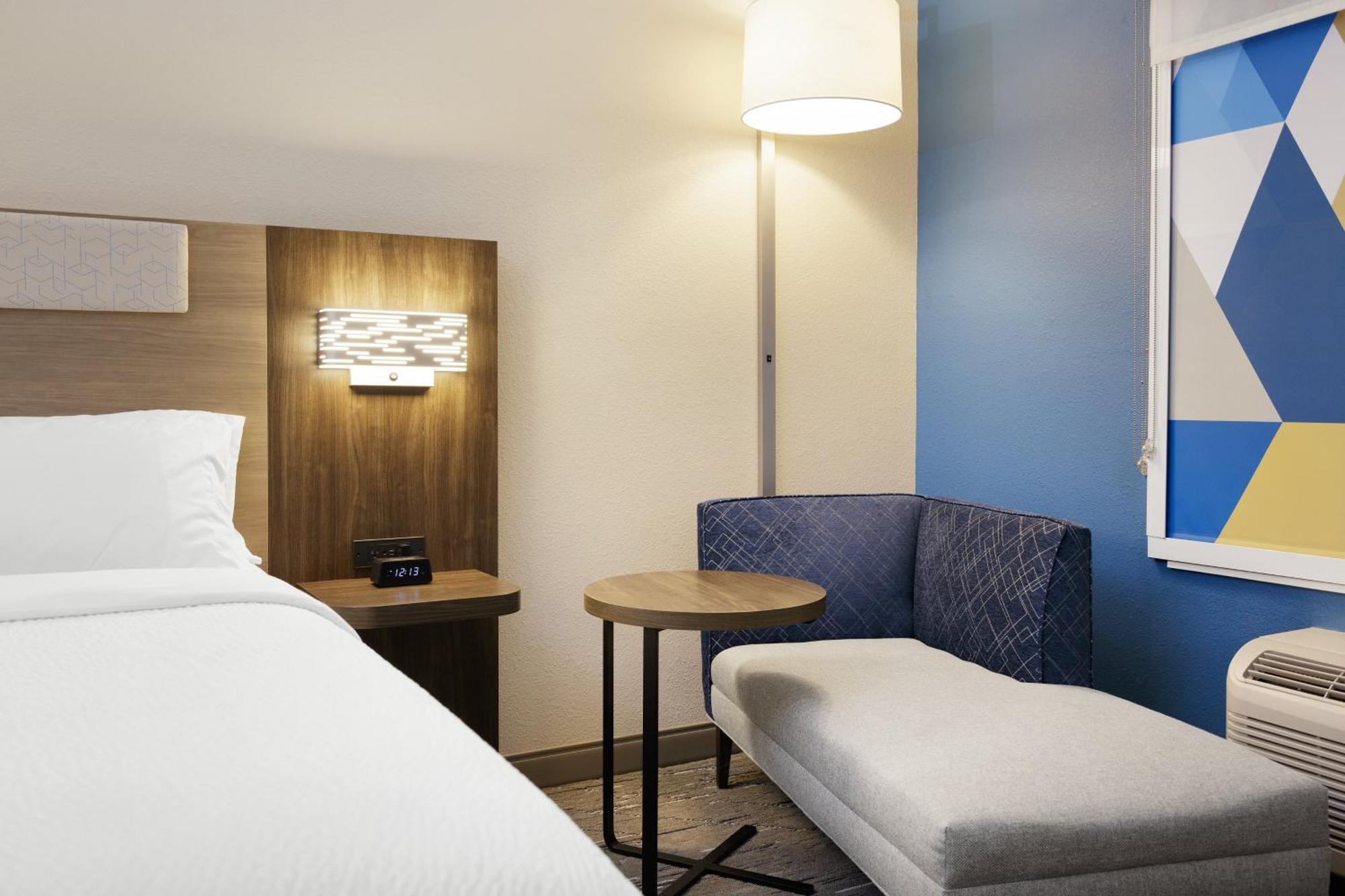 Holiday Inn Express Hotel & Suites Manchester - Airport By Ihg Exterior photo