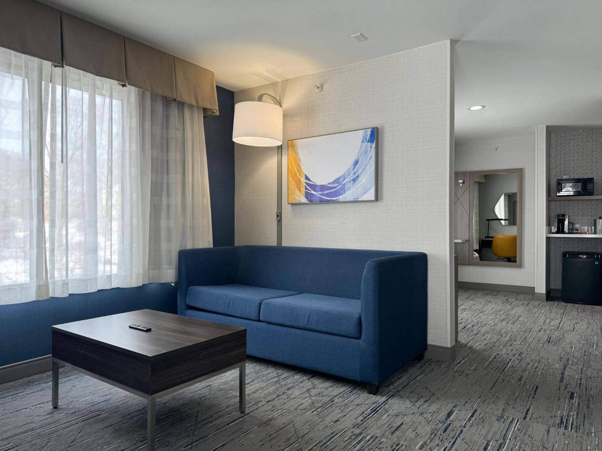Holiday Inn Express Hotel & Suites Manchester - Airport By Ihg Exterior photo