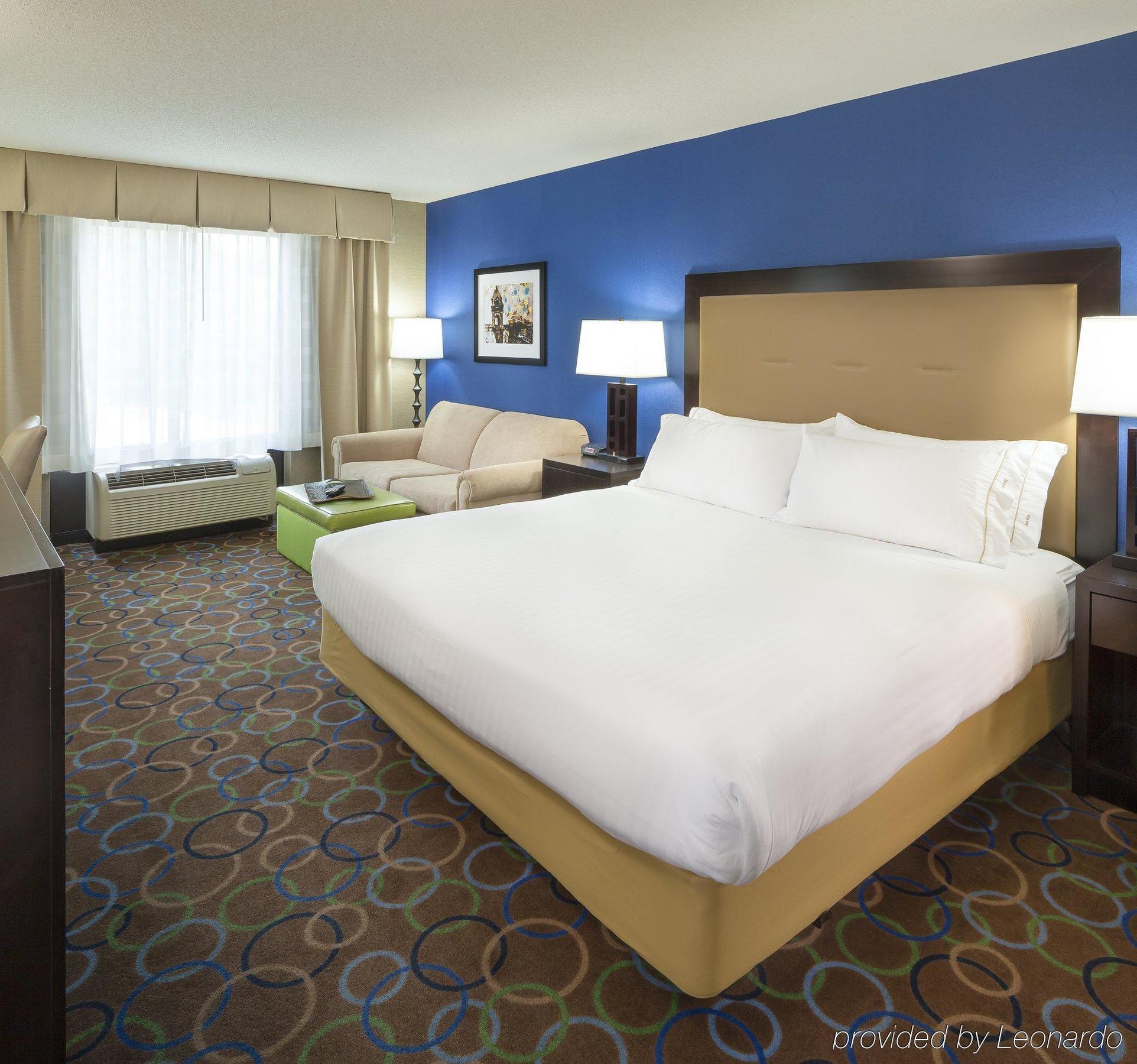 Holiday Inn Express Hotel & Suites Manchester - Airport By Ihg Exterior photo
