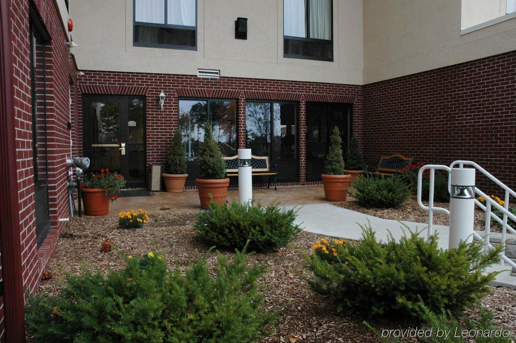 Holiday Inn Express Hotel & Suites Manchester - Airport By Ihg Exterior photo