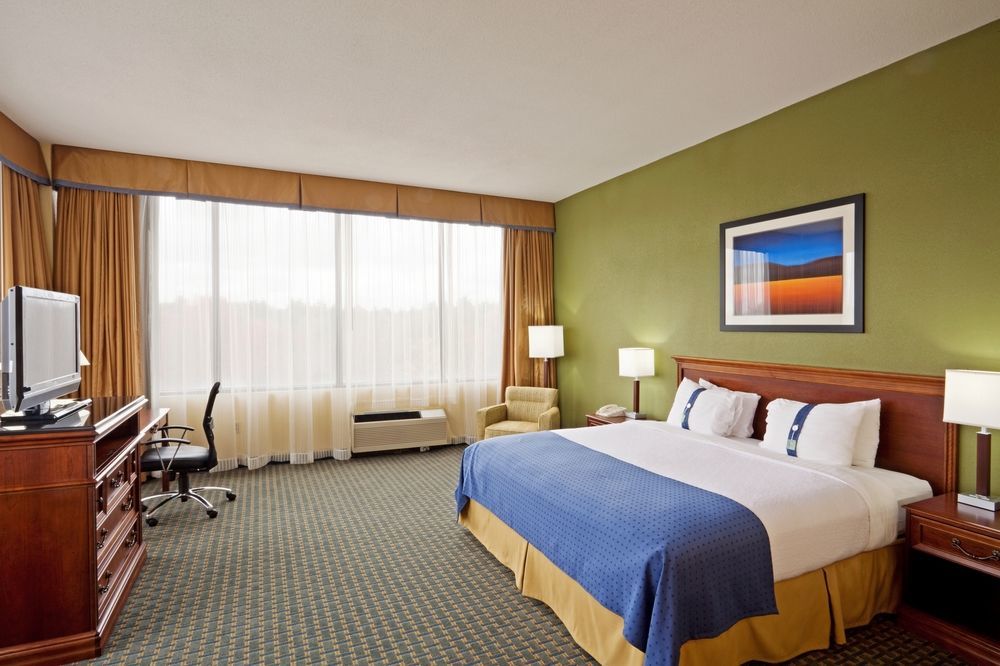 Holiday Inn Express Hotel & Suites Manchester - Airport By Ihg Exterior photo